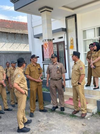 Bupati dan Wakil Bupati Tinjau Langsung Pelaksanaan Proyek Pengaspalan